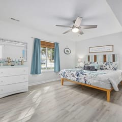 Amazing location. Golf and Walk to Beach. Cozy Bungalow w/ Fireplace. Pets welcome!