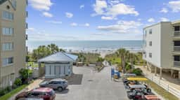 Amazing location. Golf and Walk to Beach. Cozy Bungalow w/ Fireplace. Pets welcome!