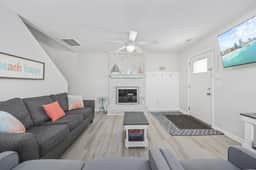 Amazing location. Golf and Walk to Beach. Cozy Bungalow w/ Fireplace. Pets welcome!
