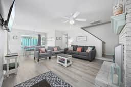 Amazing location. Golf and Walk to Beach. Cozy Bungalow w/ Fireplace. Pets welcome!