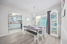 Amazing location. Golf and Walk to Beach. Cozy Bungalow w/ Fireplace. Pets welcome!