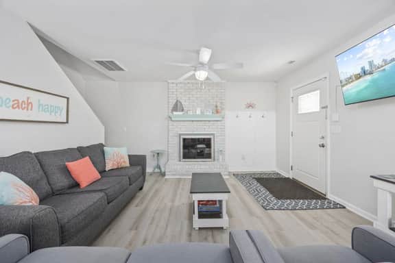 Amazing location. Golf and Walk to Beach. Cozy Bungalow w/ Fireplace. Pets welcome!