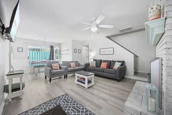Amazing location. Golf and Walk to Beach. Cozy Bungalow w/ Fireplace. Pets welcome!