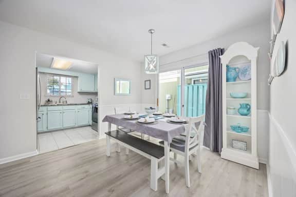 Amazing location. Golf and Walk to Beach. Cozy Bungalow w/ Fireplace. Pets welcome!