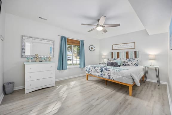 Amazing location. Golf and Walk to Beach. Cozy Bungalow w/ Fireplace. Pets welcome!