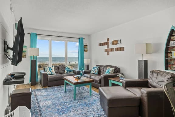 Charming, Spacious Oceanfront Immaculate  Condo near Main St, Pool