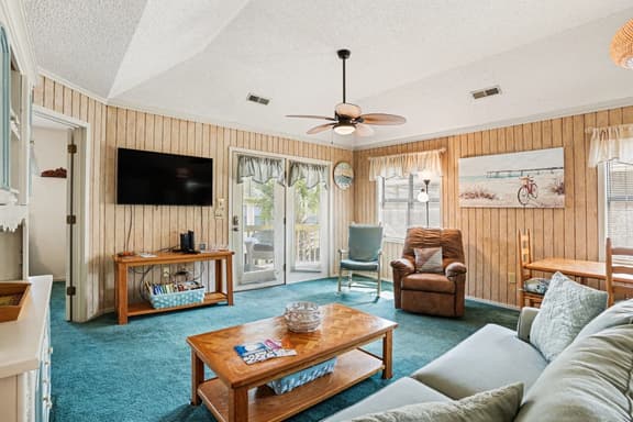 Nostalgic Beach Cottage | Unplug & Relax Near Pier