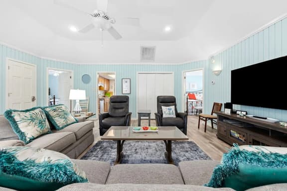 Pet-friendly Golf/Tournament/Retreat Spot next to Beach w/Pools