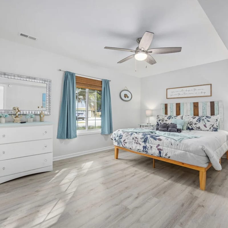 Amazing location. Golf and Walk to Beach. Cozy Bungalow w/ Fireplace. Pets welcome!